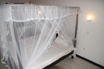 酒店 Ritas & Beach Restaurant