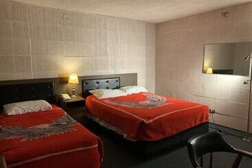 فندق Sheridan Lawrence Inn