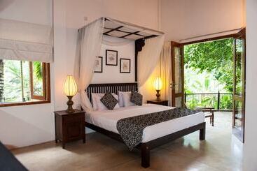 ペンション The Weir House