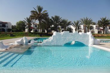هتل Latchi Family Resort
