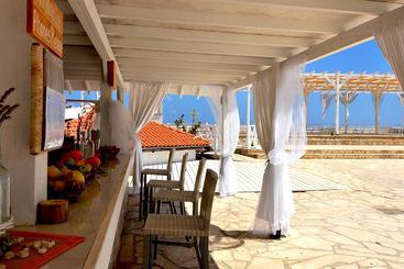 هتل Latchi Family Resort