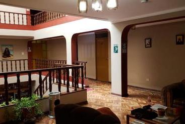 هتل Hostel Sillustani Inn Puno