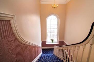 هتل The Charles Stewart Guesthouse