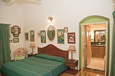 Отель Welcomheritage Connaught House