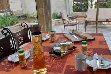 تختخواب و صبحانه Au Bon Vivant