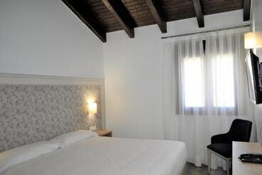 هتل Hostal Restaurante Villa De Brihuega