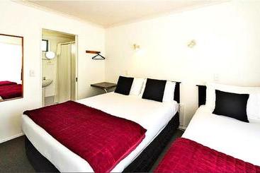 Accolade Lodge Motel