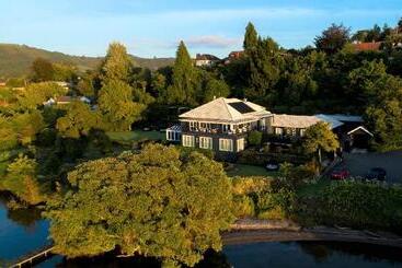 Отель Black Swan Lakeside Boutique