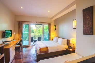 Отель Phi Phi Holiday Resort