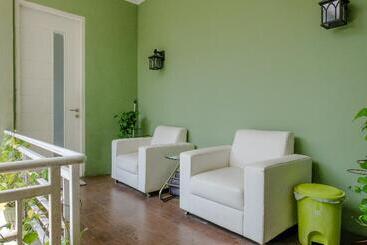 הוסטל Spot On 1712 Griya Shanta Residence