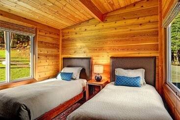 فندق Snug Harbor Resort