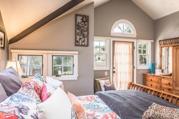 3703 La Gloria Cottagebythesea