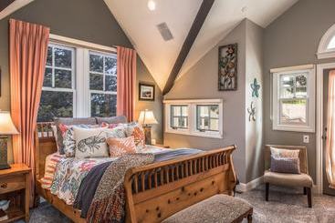 3703 La Gloria Cottagebythesea