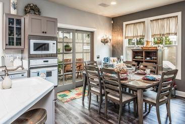 3703 La Gloria Cottagebythesea