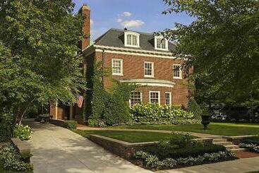 کلبه Luxury Georgian Mansion