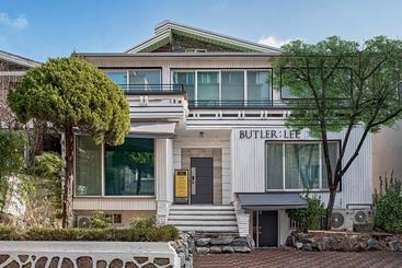 Pensione Butler:lee Railparkcaters To Women