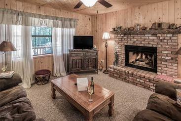 קוטג'' 123 Rising Hill  Two Bedroom Cabin