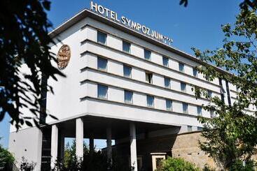 ホテル Alibi   Sympozjum Studio