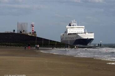 هتل Zandpaviljoen Pier 7