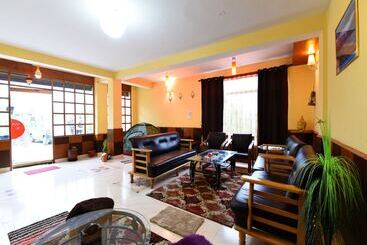 بنسيون Oyo 14257 Home Pleasant Family Studio At Prini