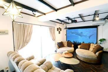 کلبه Cinema Resorts 1