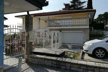 پانسیون Guest House Vila Luka