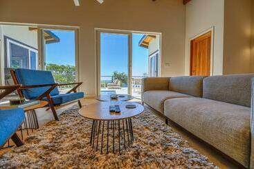 펜션 Villa Topaz Above West Bay With 360 Degree Views!