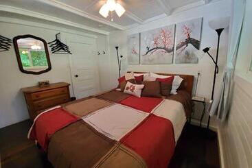 בית מלון כפרי Cute Cottage Above The Creek Farmhouse