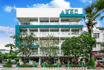 Andaman Beach Suites Hotel, Patong Phuket