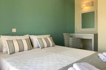 בית מלון כפרי Thera Mare