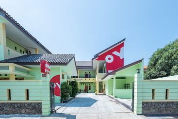 Отель Cemara Residence By Oyo Rooms