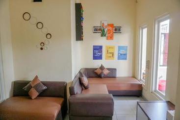 בית מלון כפרי Spot On 1878 Griya Bunda Family