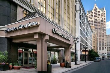 هتل Hampton Inn & Suites Milwaukee Downtown