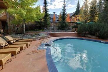 בית מלון כפרי Hilton Grand Vacations Club Whistler