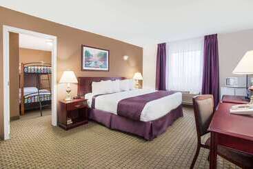 Ramada By Wyndham Red Deer Hotel & Suites