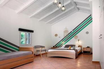 בית מלון כפרי The Grove Seaside