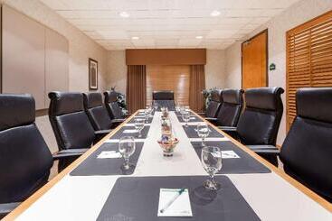 فندق Wingate By Wyndham Calgary South