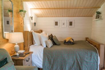 Сельский дом Punch Tree Lodge For Couples, Wood Burning Hot Tub