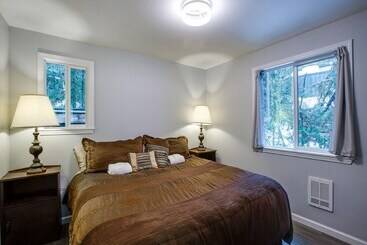 بيت ريفى 49sl   Hot Tub   Wifi   Fireplace   Sleeps 10