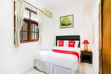 בית מלון כפרי Oyo 4003 Ceria Guesthouse Seminyak