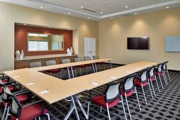 Отель Towneplace Suites By Marriott Columbus North   Osu