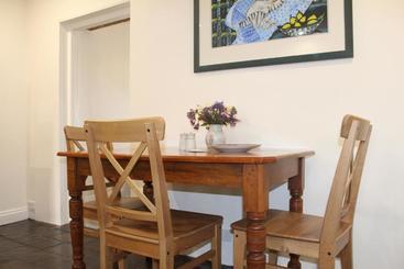 تختخواب و صبحانه Victoria Cottage