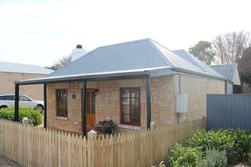 تختخواب و صبحانه Victoria Cottage