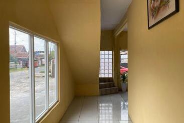 Отель Reddoorz Near Gedung Kesenian Palopo