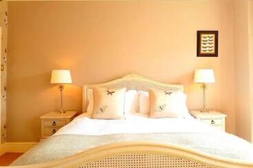 هتل No 6 The Square Tearooms & Accommodation