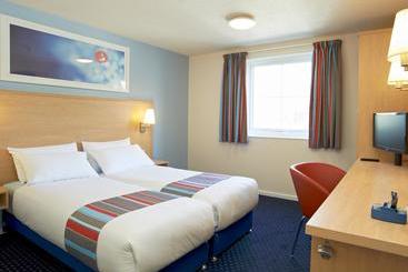 Отель Travelodge Hull South Cave