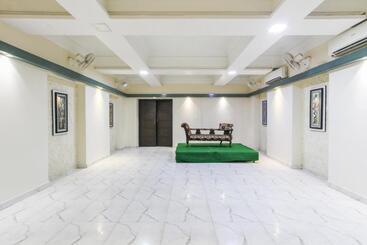 هتل Oyo 70824 Montieth Nest