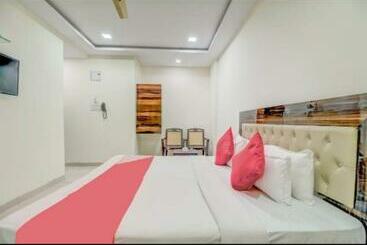 בית מלון כפרי Oyo 72564 Om Sai Lodge