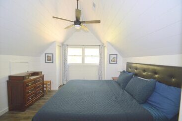 茅舍 Rosies Creekside Retreat   3 Br Escape!