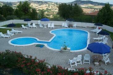 Отель Agriturismo Lo Sgorzolo